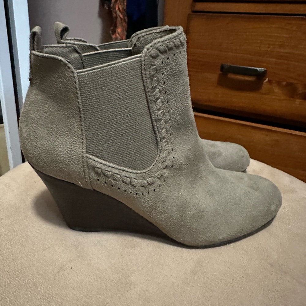 Women’s grey suede wedge shoe 6.5